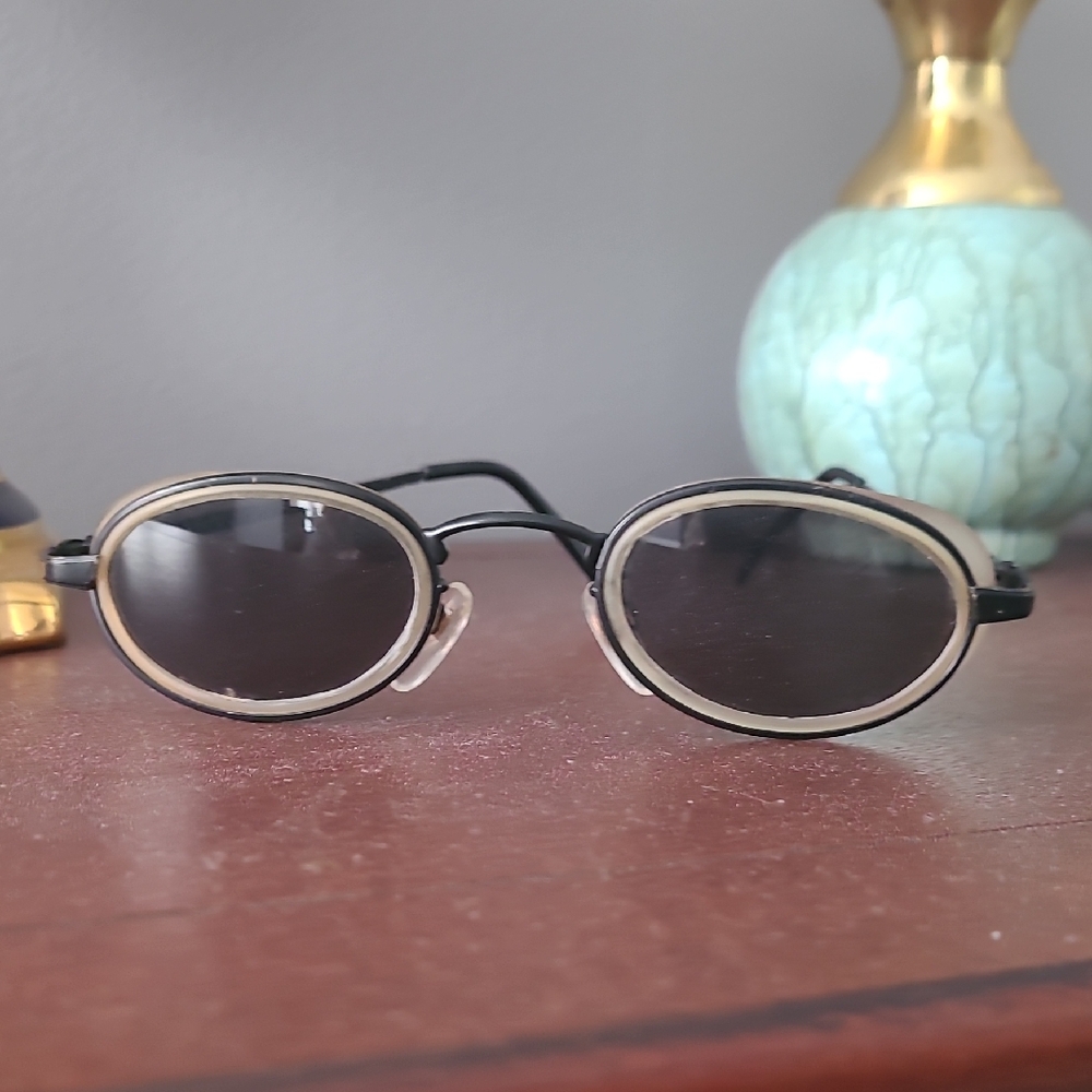 Stylish Black Oval Sunglasses